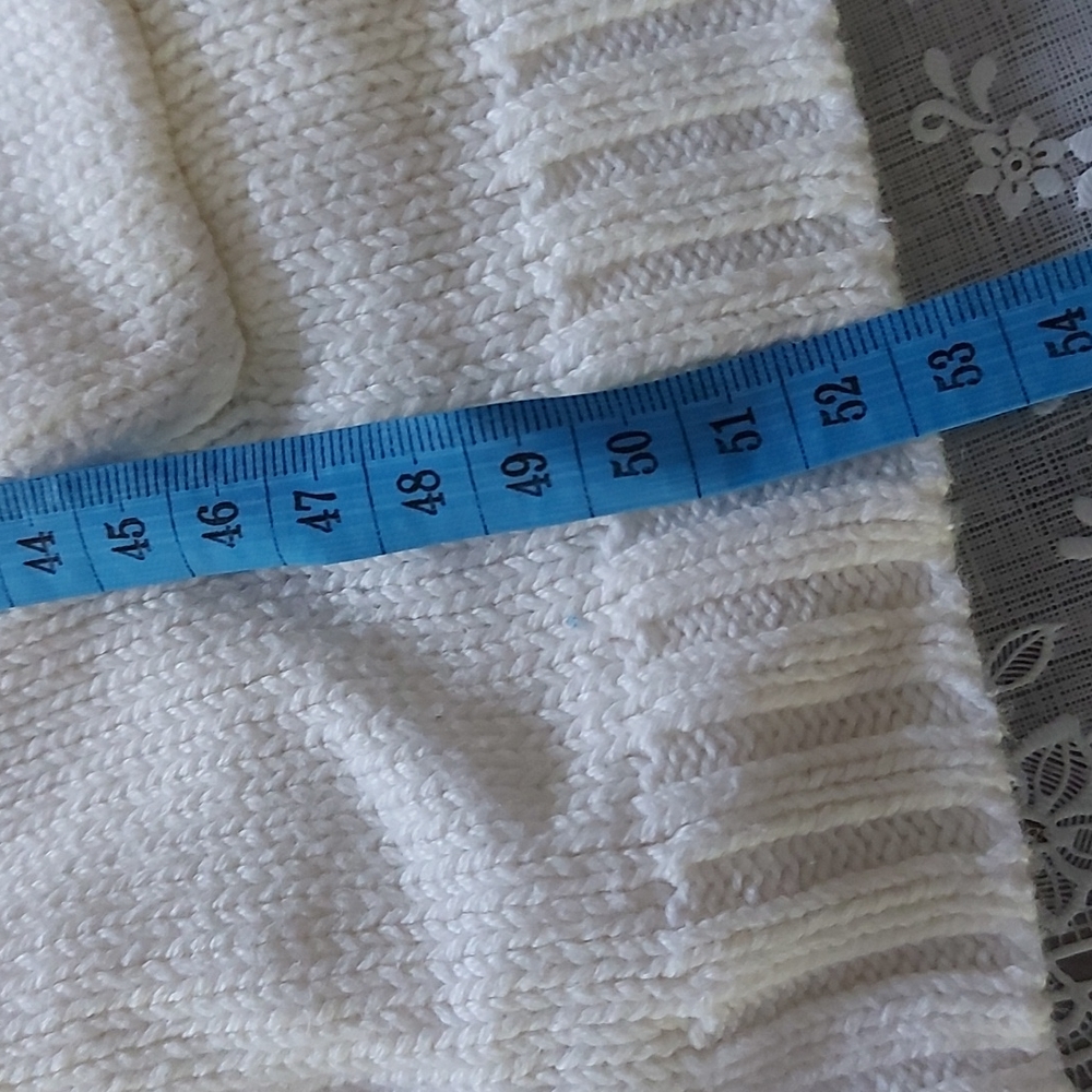 Girl's sweater. - Picture 9 of 11